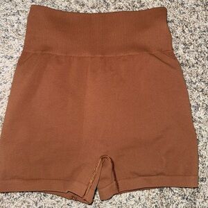 VAARA seana Seamless Yoga Shorts size M-L NWOT in cinnamon brown